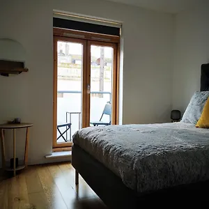  Holiday home Beautiful Townhouse W/ Parking For 2 Cars