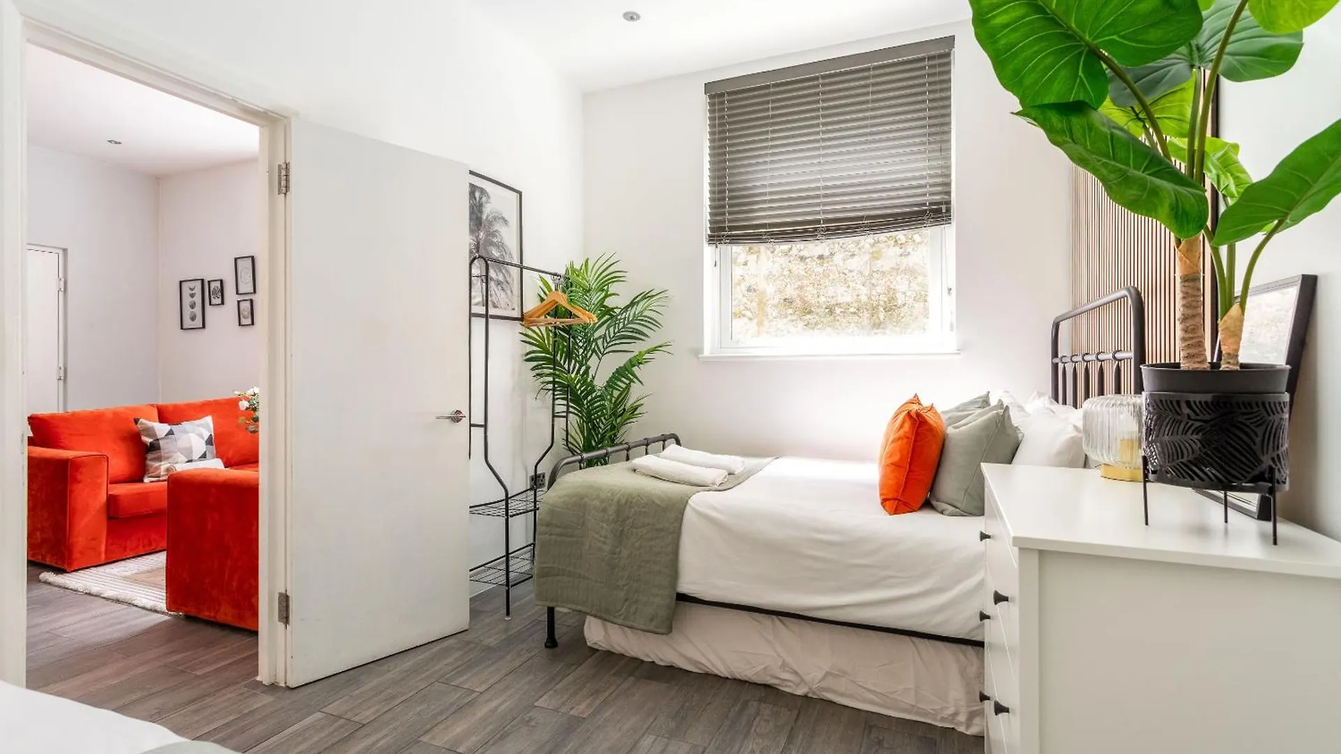 Holiday home 2 Bedroom House By Short Lets & Serviced Accommodation Brighton With Free Wifi & Terrace
